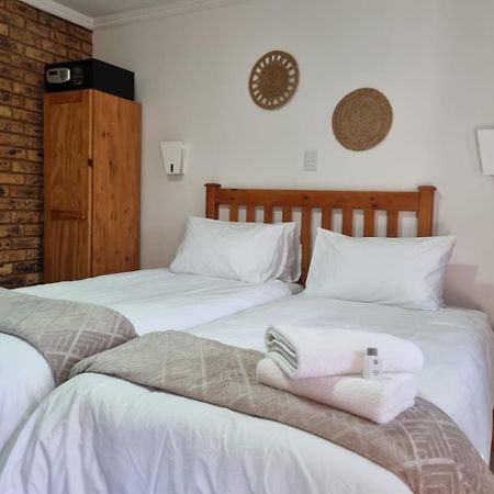 Airport Inn Bed And Breakfast Kempton Park Exterior photo